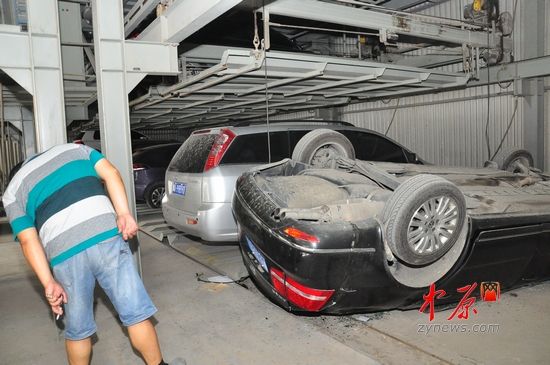 郑州一辆轿车从立体停车场掉落 四轮朝天(图)